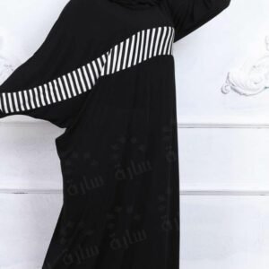 اسدال اسود بخط مخطط ابيض في اسود