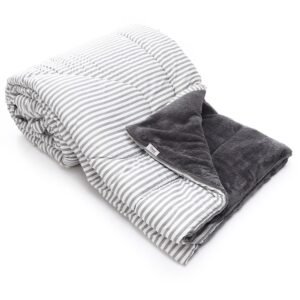 عرض قطعتين لحاف شتوى فرو دبل فيس Gray Striped 220*235 cm + اربع قطع مخدة فايبر 500 gm + طقم ملاية أوف وايت بأستك مع 2 كيس خدادية